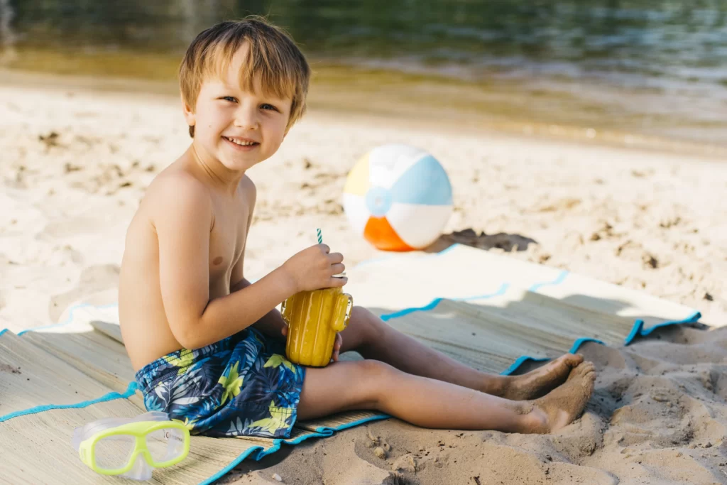 Criança brincando na areia - Cuidados na fase infantil