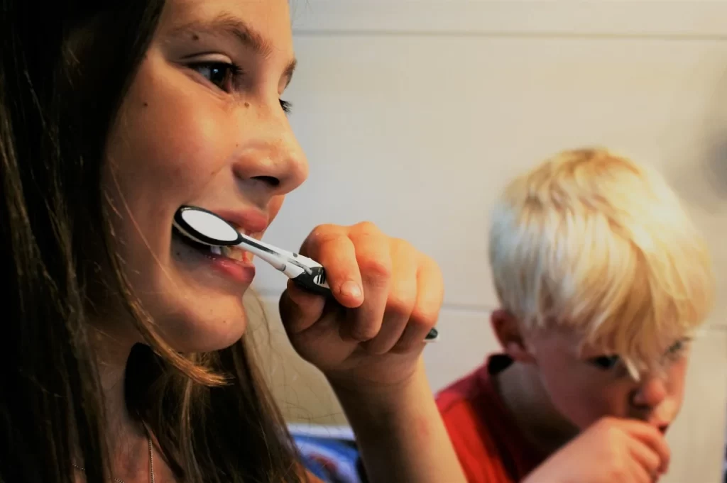 Criança escovando os dentes - Cuidados infantis